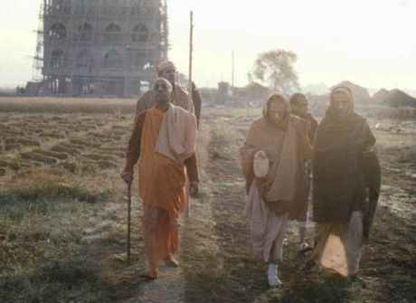 Шрила Прабхупада с учениками на утренней прогулке в Маяпуре, март 1973г.