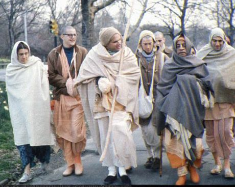 Шрила Прабхупада с учениками на утренней прогулке в Нью-Йорке, апрель 1973г.