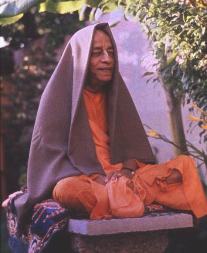 Шрила Прабхупада в садике храма в Лос-Анджелесе, апрель-май 1973г.
