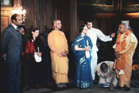 Шрила Прабхупада на официальном приеме у  мэра Парижа в ратуше, август 1973 г.