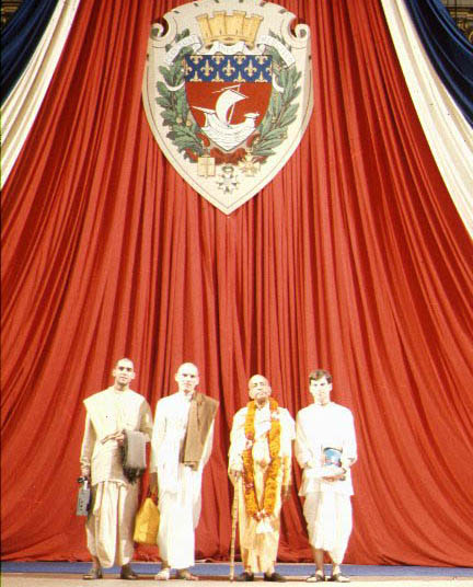 Шрила Прабхупада в ратуше Парижа вместе с Шрутакирти, Хамсадутой и Бхагаваном, август 1973 г.