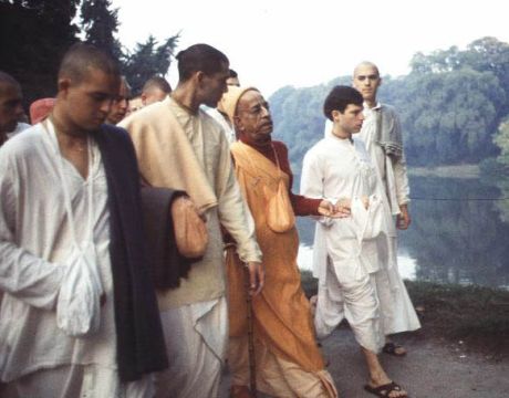 Шрила Прабхупада с учениками на утренней прогулке в Париже, август 1973г.