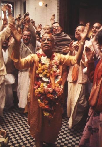 Шрила Прабхупада после установления Божеств Шри Шри Радхи-Гокулананды в Бхактиведанта Мейноре 21 августа 1973 г.
