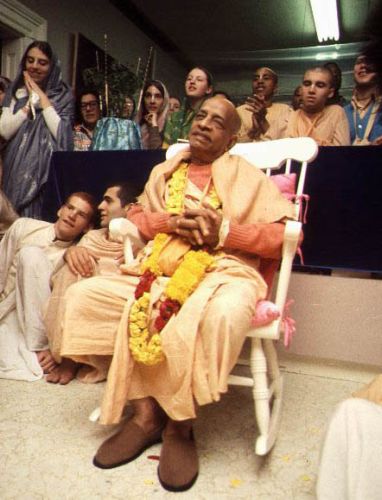 Шрила Прабхупада смотрит спектакль в Бруклинском храме, Нью-Йорк, ноябрь 1973г.