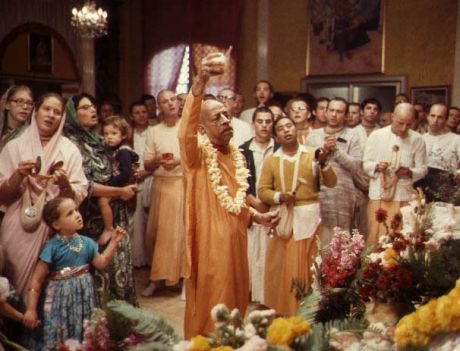 Лос-Анджелес, 13 декабря 1973 г. День ухода Шрилы Бхактисиддханты Сарасвати, Шрила Прабхупада проводит пуджу своему духовному учителю.