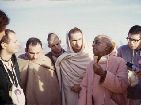 Шрила Прабхупада с учениками на утренней прогулке в Лос-Анджелесе, декабрь 1973г.