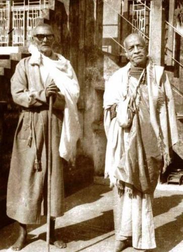 Шрила Прабхупада с Бхакти Ракшаком Шридхарой Махараджем в Шри Чайтанья Сарасвата Матхе, Навадвипа, 27 июня 1973 г.