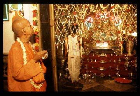 Шрила Прабхупада в храме Радхи-Говинды семьи Малликов, Калькутта, март 1973 г